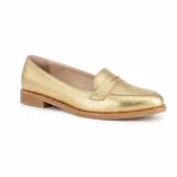 Mocasines de cuero plateado con acabado texturado, diseño clásico con costuras visibles y vira de suela natural cosida. Cuenta con taco plano de 2 cm y plantilla anatómica.
