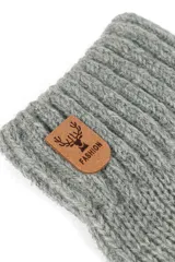 Guantes sin dedos de tejido de punto, color gris, con puño acanalado y detalle de etiqueta de cuero sintético con logo grabado.