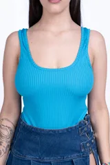 Body color naranja de tejido de punto acanalado, con breteles anchos y escote cuadrado.