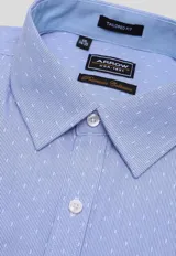 Camisa de vestir Arrow celeste con micro-puntos blancos, corte entallado, mangas largas, cuello tradicional y puños ajustables con botones.