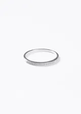 Anillo fino de plata 925 con diseño de media alianza, decorado con una hilera de zirconias blancas incrustadas.