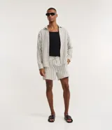 Bermuda de playa Marfinno para hombre, con diseño de rayas verticales en tonos blanco y negro, confeccionada en poliéster texturizado. Cuenta con cintura elástica con lazo ajustable y bolsillos laterales.