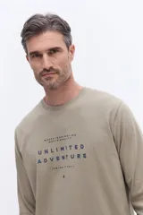 Remera de manga larga color gris oscuro, con cuello redondo y estampado frontal con la frase 'Unlimited Adventure'.