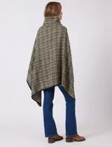 Ruana tejida de Jones New York con diseño a cuadros en tonos verdes y marrones. Presenta cuello alto, cierre frontal con botón tipo trenca y bordes con ribete negro.