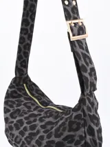 Cartera de mano con estampado animal print de leopardo, con correa corta y hebilla dorada.