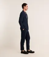 Saco de traje masculino confeccionado en mezcla de lino y viscosa, con cierre frontal de dos botones, bolsillos laterales con solapa y medio forro interior.