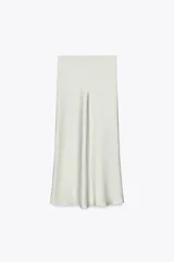 Falda midi color blanco hueso, de satén, corte al bies y cintura elástica.