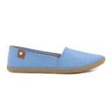 Zapatilla casual Moleca para mujer, tipo alpargata baja de color amarillo, con perforaciones en toda la capellada para mayor ventilación, suela texturizada tipo yute y detalle de aplique marrón con un corazón metálico en el talón.