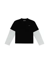 Remera de diseño doble capa con cuerpo negro de algodón y mangas largas tejidas en color blanco. Presenta un corte boxy relajado, cuello redondo y el logo de la marca estampado en pequeño en el pecho.