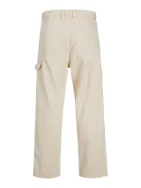 Pantalón jean color crema, corte amplio, con tiro alto, cinco bolsillos y cierre con botones.