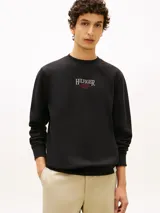 Buzo negro de cuello redondo con detalle de logo bordado en el pecho, de corte clásico y mangas largas con puños acanalados.