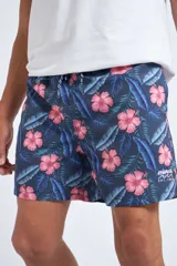 Short de baño con cintura elástica y cordón ajustable, confeccionado en tela ligera de secado rápido. Presenta un estampado botánico integral en tonos amarillos, blancos y azules, con dos bolsillos delanteros y uno posterior.