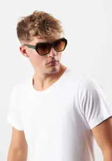 Lentes de sol Eco Shades modelo Lucia, con montura angular color azul y lentes grises. Fabricados con materiales reciclados.