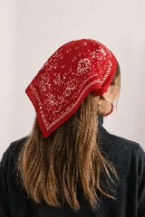 Pañuelo cuadrado de color rojo con estampado tradicional tipo paisley en tono blanco.