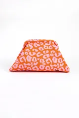 Sobre de mano con estampado animal print en tonos naranja y rosa, de diseño estructurado y cierre superior rígido.