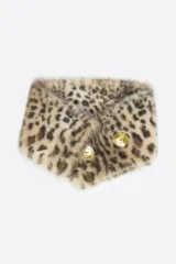 Cuello de pelo sintético con estampado animal print de leopardo, con cierre frontal mediante dos botones dorados.