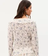 Blusa Blue Steel de encaje con estampado floral, escote en V y volados frontales, de manga larga.