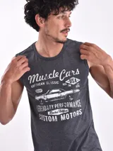 Musculosa color lila con estampa fotográfica en el frente y cuello redondo.