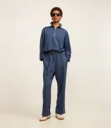 Pantalón recto color azul, de talle alto con cinturón incorporado con hebilla metálica redonda y bolsillos laterales. Pertenece a la marca Marfinno.
