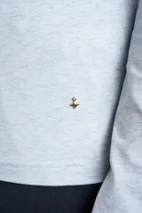 Remera de manga larga ajustada al cuerpo, con cuello redondo, confeccionada en una mezcla de algodón y elastano que aporta suavidad y elasticidad.