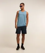 Bermuda deportiva Get Over color azul marino, con cintura elástica, cordón ajustable, bolsillos con cremallera, recorte lateral con perforaciones y abertura en el bajo.