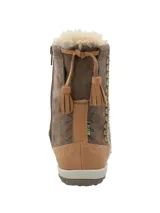 Botín de cuero color marrón con detalles de chiporro, bordados y pompón trasero. Tiene cierre interno, planta de goma con tecnología Honey Foam, taco de 7 cm y caña de 16 cm.