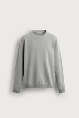 Jersey de algodón con diseño de estructura, corte regular fit, cuello redondo y manga larga con acabados en rib.