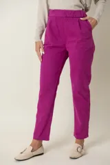 Pantalón de corte recto y tiro alto, color fucsia, con cintura elástica en la parte posterior, bolsillos laterales y cierre frontal.
