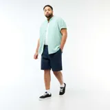Bermuda chino color azul marino, de corte clásico con cierre frontal de cremallera y botón, además de bolsillos laterales y traseros.