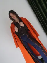 Tapado largo color verde con solapas, bolsillos laterales y cierre con botones.