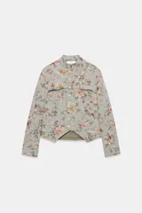 Blazer de jacquard de algodón con estampado floreado, cuello subido, manga larga y cierre frontal con botones. Presenta bolsillos de plastrón en el delantero, detalle de aplicación de lentejuelas, forro interior a tono y bajo asimétrico.