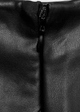 Falda pantalón corta de efecto cuero, con diseño cruzado y tiro medio.