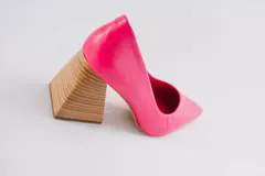 Zapato de tacón color verde agua, con punta fina y taco cuadrado forrado en cuero tipo madera.