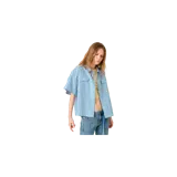 Camisa de manga corta a cuadros en tonos celeste, blanco y azul, de corte holgado. Presenta cuello camisero, cierre frontal con botones, dos bolsillos en el pecho con solapa y detalle de bordado de la marca.