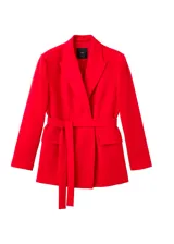 Blazer de corte sastre color rojo, con solapas clásicas, cierre frontal cruzado y lazo ajustable en la cintura. Presenta bolsillos laterales con solapa y mangas largas.