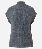 Chaleco de punto gris oscuro con textura jaspeada, diseño sin mangas, corte holgado y cuello alto tipo mock neck.