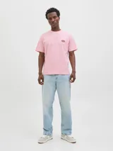Camiseta rosa de algodón orgánico con cuello redondo y estampado en el frente con la leyenda 'Originals Urban Aesthetics'.