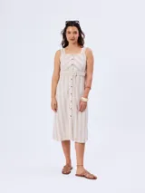 Vestido midi de lino a rayas beige y blancas, sin mangas, con escote cuadrado, botonadura frontal y cinturón ajustable del mismo género con hebilla.