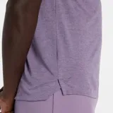 Remera deportiva New Balance Essential de hombre, color lila, con cuello redondo y logo de la marca en el pecho.