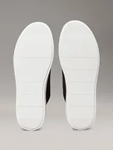 Zapatillas de perfil bajo Calvin Klein, confeccionadas en tejido de punto transpirable color negro. Presentan puntera revestida, trabilla trasera de piel y suela de goma blanca con logo grabado en la mediasuela.