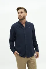 Camisa de lino con cuello mao y fit semi slim.