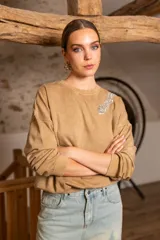 Sweater negro de algodón con cuello redondo y detalle de lentejuelas brillantes en el hombro.