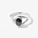 Anillo de plata 925 con piedra negra ovalada.