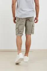 Bermuda cargo color azul marino, con seis bolsillos y confeccionada en tejido de algodón con elastano.