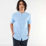 Camisa celeste de manga corta con cuello mao y cierre frontal de botones, confeccionada en mezcla de lino.