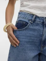 Bermuda de jean color negro con lavado stonewash de tiro medio, calce holgado y largo a la rodilla. Cuenta con bolsillos delanteros, monedero, traseros y cierre frontal con botón y cremallera.