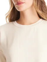 Buzo de modal de calce holgado y recto, con cuello redondo a la base, mangas largas con puños elastizados y ruedo con elástico. Presenta hombros caídos y diseño minimalista.