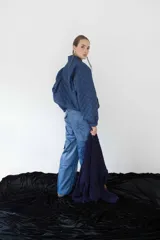 Campera acolchada de color azul marino, con diseño de rombos, cuello tipo chal y cierre frontal con botones grandes al tono. Presenta puños y ruedo acanalados, y bolsillos laterales.