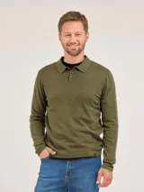 Remera de punto manga larga en color verde oliva, con cuello polo y cierre frontal de dos botones.