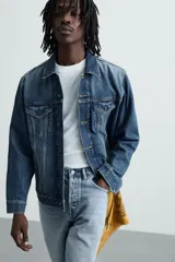 Bermuda de denim de algodón, color verde claro lavado, de corte recto y tiro medio. Presenta cinco bolsillos y cierre frontal con cremallera y botón.